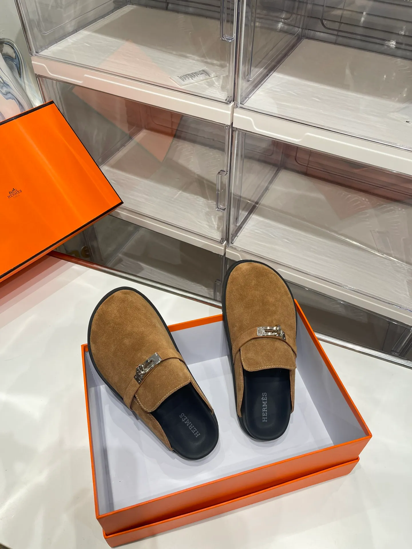 Women's shoes 240 men + 10🐮🐮HERMES Hermes' latest kelly buckle couple's Birkenstock slippers, classic family language design! It looks good no matter how you match it! Casual and high-end feeling, the comfort is also great, with a variety of colorful socks, a trendy sense of high-end ●Upper: imported cow suede ●Inner: imported sheepskin ●Foot pads: imported mixed sheepskin ●Outsole: T women's shoes u non-slip and wear-resistant outsole ●Code number: male 39-44 (45 46 customized) female 35-40 (41 42 customized)